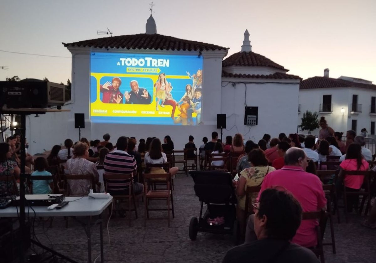 Vecinos de un pueblo de Huelva ven una película.