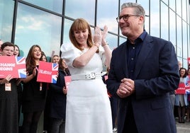 El primer ministro británico, Keir Starmer, es recibido entre aplausos en el congreso del Partido Laborista.