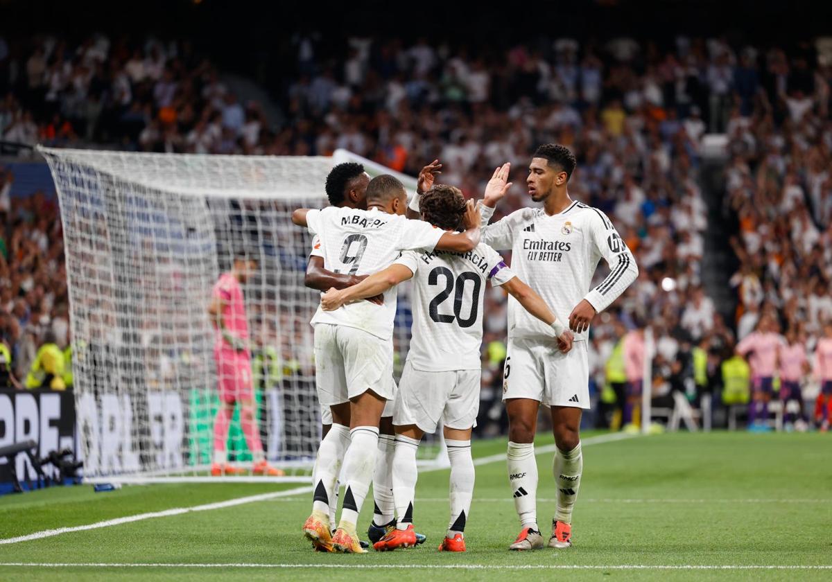 Los jugadores del Real Madrid celebran el gol de Vinicius, tercero del equipo, ante el Espanyol.