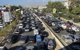 Enormes atascos de coches que intentan huir de los bombardeos israelíes en el sur de Líbano.