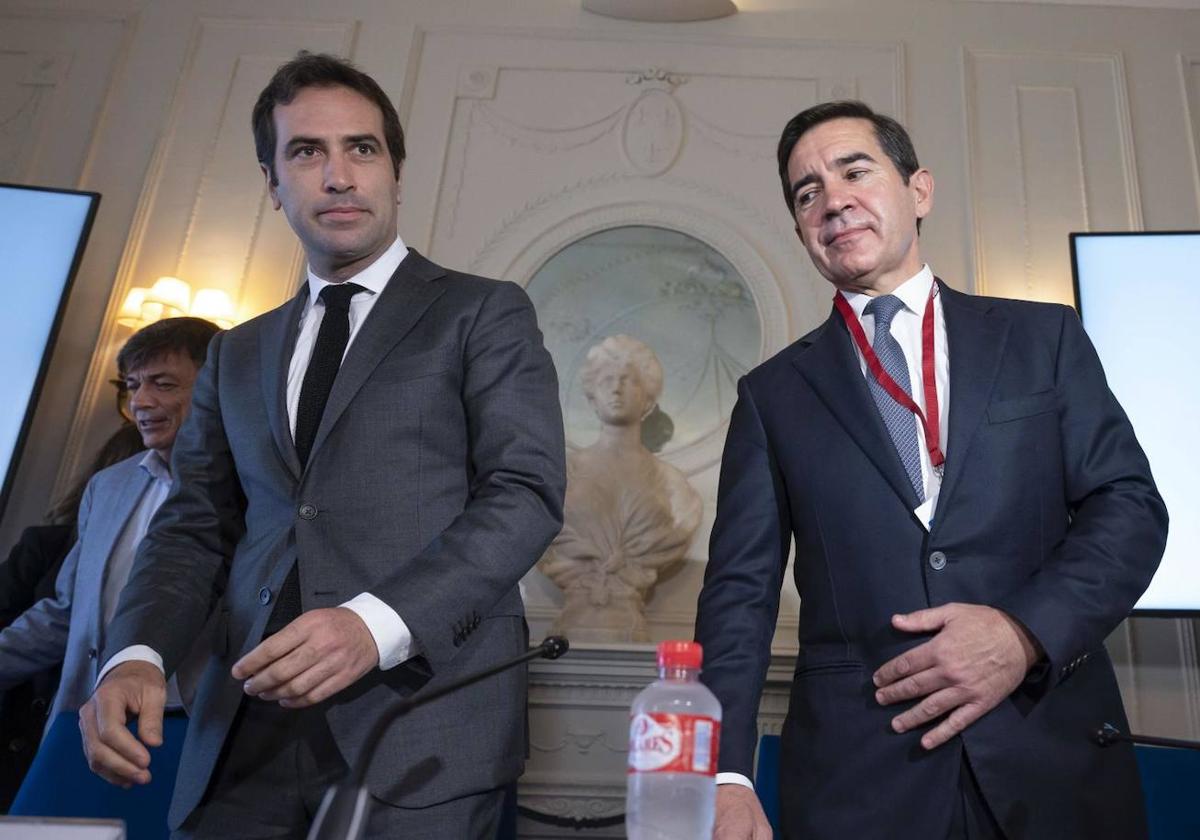 El ministro de Economía, Carlos Cuerpo, y el presidente de BBVA, Carlos Torres, el pasado junio en Santander.