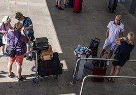 Turistas llegando al aeropuerto.