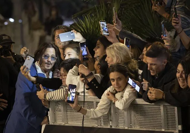 Johnny Depp haciéndose selfies en su llegada al hotel María Cristina.