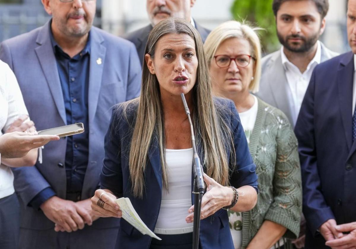 La portavoz de Junts en el Congreso, Miriam Nogueras, atiende a los medios en el patio de la Cámara baja.