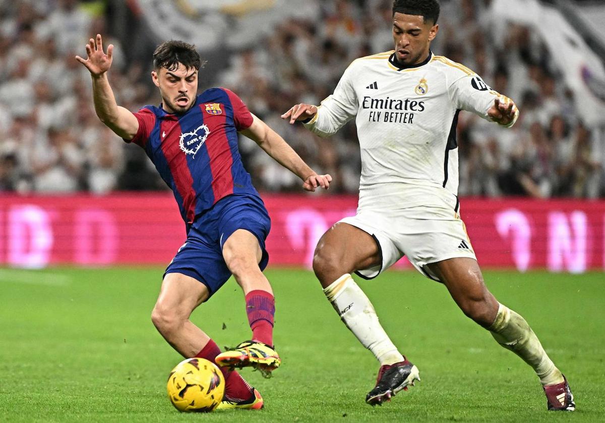 Pedri y Bellingham disputan un balón durante el último clásico de Liga celebrado en el Santiago Bernabéu.