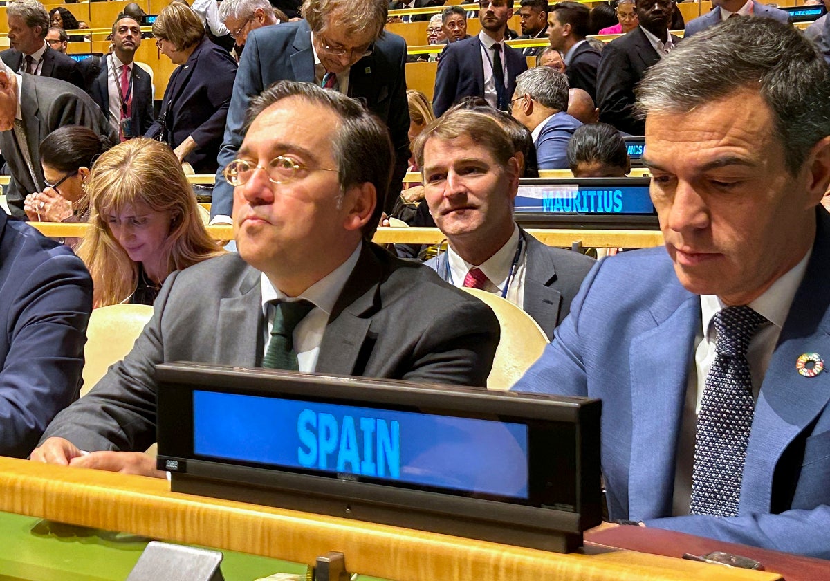 El presidente del Gobierno, Pedro Sánchez, y el ministro de Exteriores, José Manuel Albares, ayer en la ONU