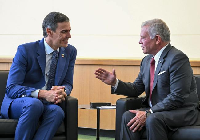 El jefe del Ejecutivo español, Pedro Sánchez, junto al rey Abdalá de Jordania.