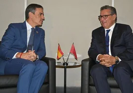 El presidente del Gobierno de España, Pedro Sánchez, junto al primer ministro de Marruecos, Aziz Ajanuch.