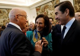 Los presidentes de Sabadell y BBVA, Josep Oliu y Carlos Torres, junto a la presidenta de Banco Santander, Ana Botín.