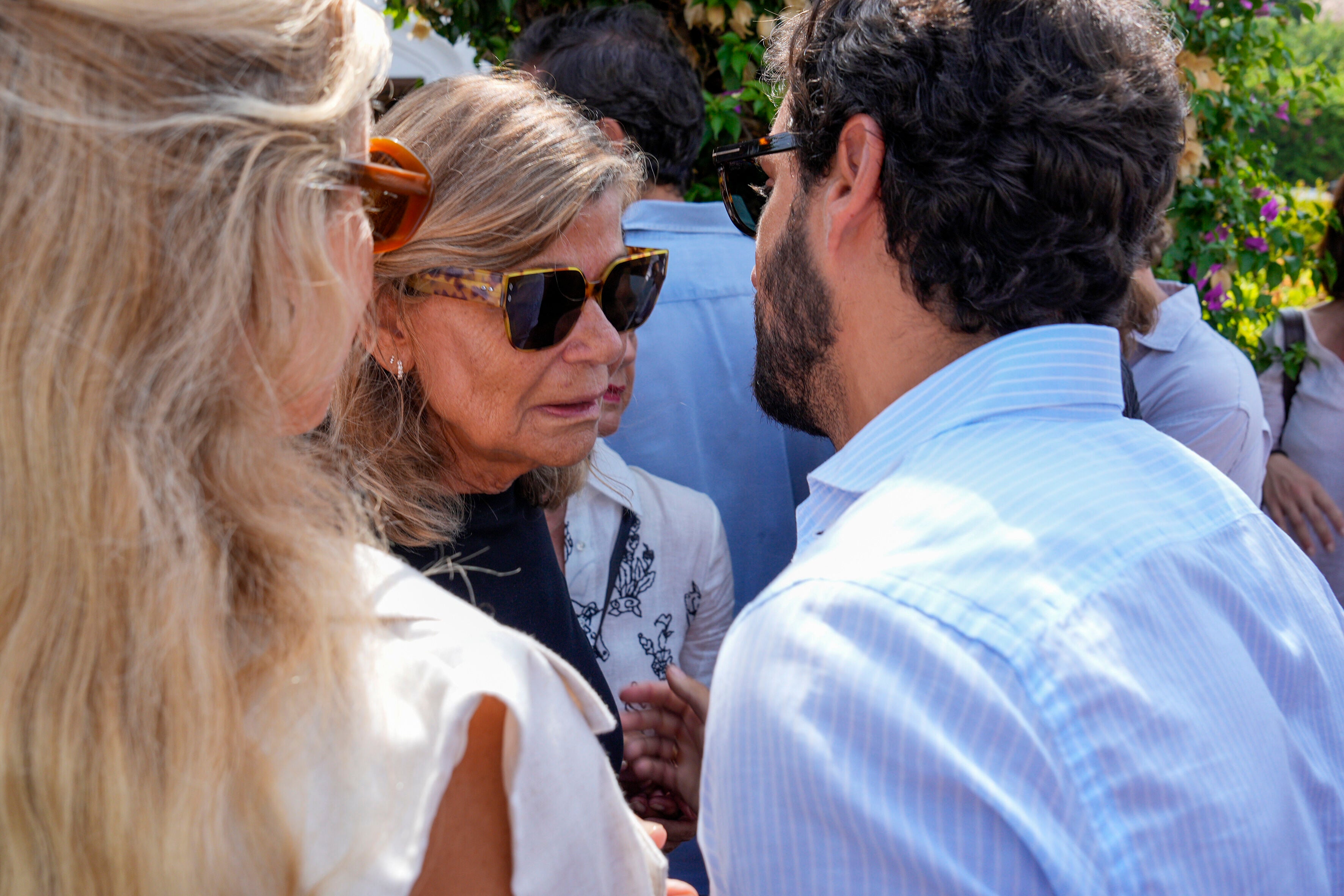 Imagen de Cari Lapique en el funeral de su hija.