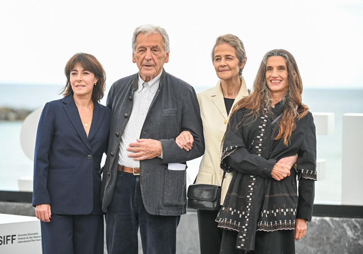 El director Costa Gavras y las actrices de 'El último suspiro', Marilyne Canto, Charlotte Rampling y Ángela Molina.