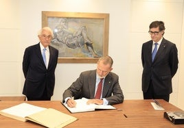 El rey Felipe junto al máximo responsable de la Fundación Gala-Dalí, Jordi Mercader y el presidente de Cataluña, Salvador Illa firma en el libro del Teatro-Museo Dalí.