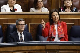 La ministra de Defensa, Margarita Robles, respondiendo al PP en la sesión de control