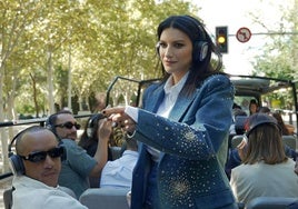 Laura Pausini, escucha su nuevo tema, en el autobús que recorrió Madrid.