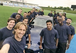 Los jugadores del Real Madrid, con un BMW i5.