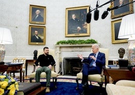 Zelenski y Biden conversan en el Despacho Oval.