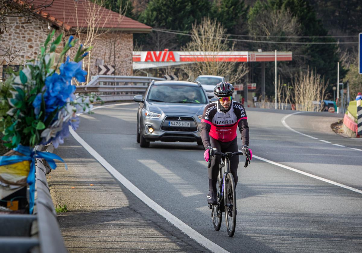 Un ciclista pasando por una carretera en la que se han producido accidentes mortales.