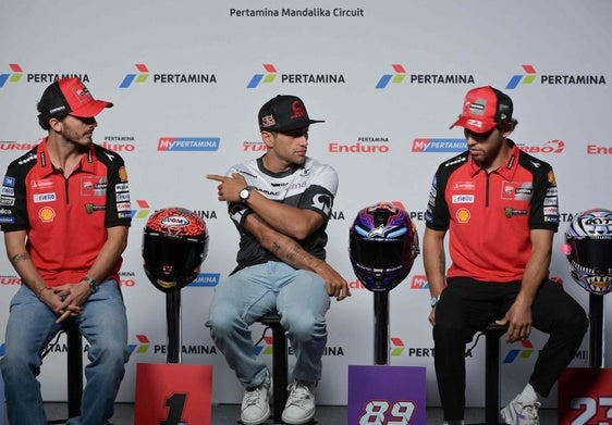 Pecco Bagnaia, Jorge Martín y Enea Bastianini, durante la presentación del GP de Indonesia.