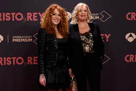 Sofía Cristo junto con su madre Bárbara Rey.