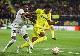 Vinicius Jr. y Samu Chukwueze, en el partido de liga entre el Villarreal y el Real Madrid en 2023