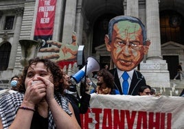 Manifestantes se reúnen frente a la sede de Naciones Unidas durante el 79º período de sesiones de la Asamblea General.