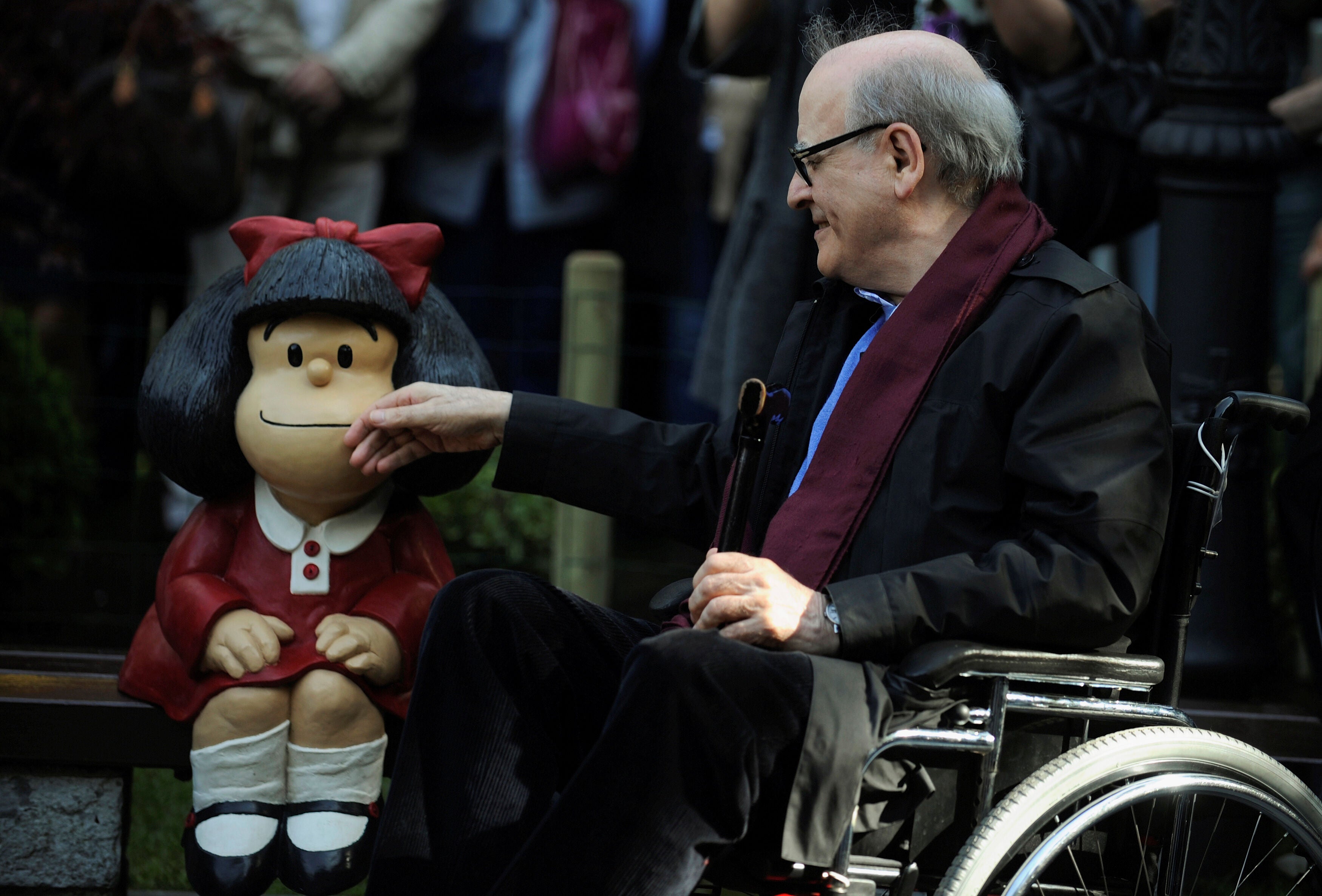 Quino junto a la estatua de Mafalda que hay en Oviedo, cuando acudió a recibir el premio Príncipe de Asturias de Comunicación y Humanidades en 2014.