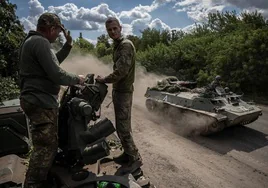 Soldados del ejército ucraniano en la frontera de la región Kursk, ocupada por Kiev desde agosto.