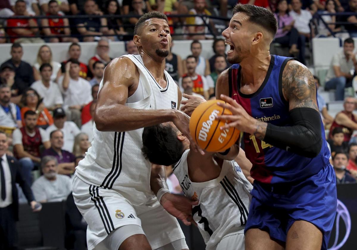 Edy Tavares y Willy Hernangómez, durante la semifinal de la Supercopa en Murcia.