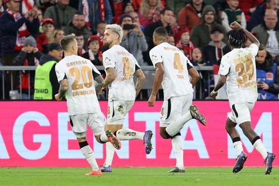 Andrich celebra junto a sus compañeros el gol del Leverkusen