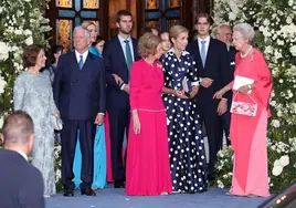 Katherine Batis, Alejandro de Serbia, la infanta Cristina, Juan Urdangarin, la reina emérita Sofía, la infanta Elena, Miguel Urdangarin y la princesa Benedicta de Dinamarca salen de la catedral ateniense donde se celebró la boda.