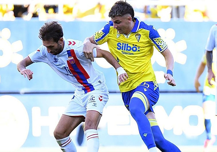 El Eldense sorprende al Cádiz en un duelo emocionante