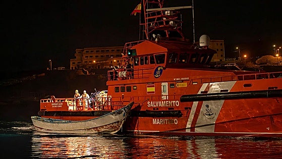 Nueve muertos y 48 desaparecidos tras volcar un cayuco frente a El Hierro