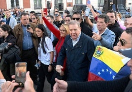 Edmundo González se dirige al atril montado frente a los asistentes a la movilización de la oposición venezolana este sábado en Madrid.