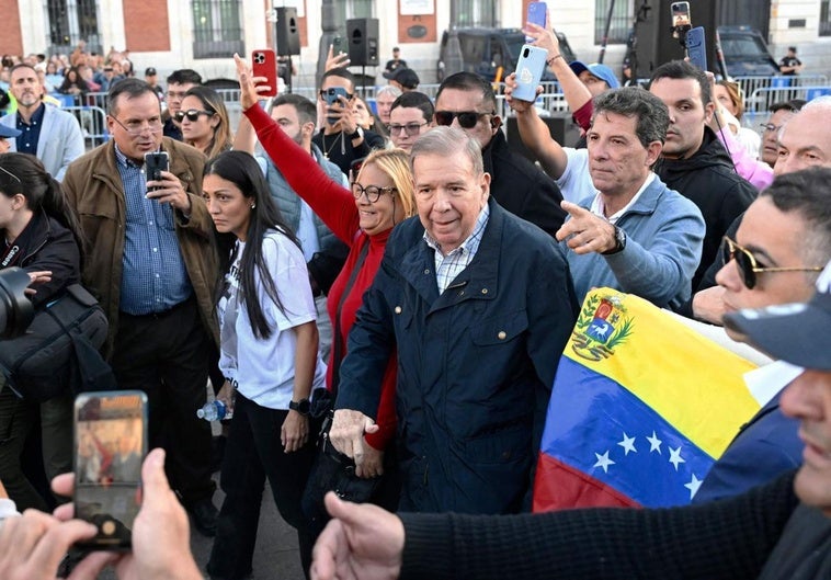 Edmundo González se dirige al atril montado frente a los asistentes a la movilización de la oposición venezolana este sábado en Madrid.