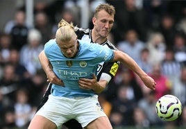 Erling Haaland y Dan Burn, en el partido entre Newcastle United y el Manchester City en St James' Park