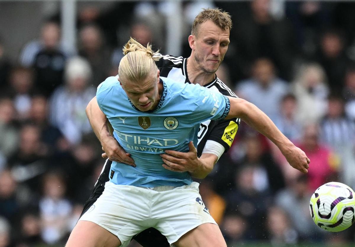 Erling Haaland y Dan Burn, en el partido entre Newcastle United y el Manchester City en St James' Park