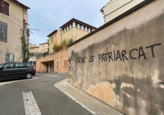 «Muerte al patriarcado», en una calle céntrica de Mazan.