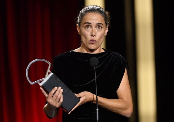 Patricia López Arnaiz con la Concha de Plata a mejor interpretación protagonista.