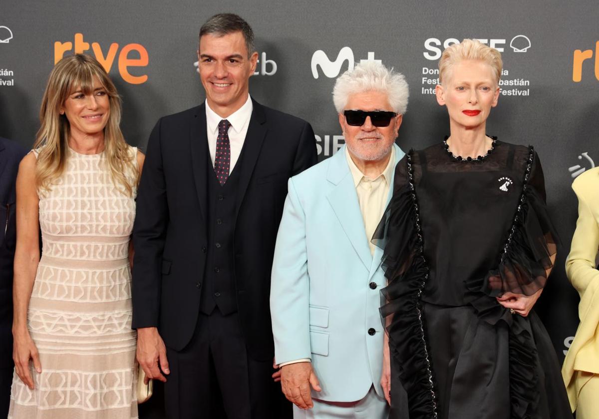 Begoña Gómez, Pedro Sánchez, Pedro Almodóvar y Tilda Swinton posan en el photocall en la entrega del Premio Donostia.