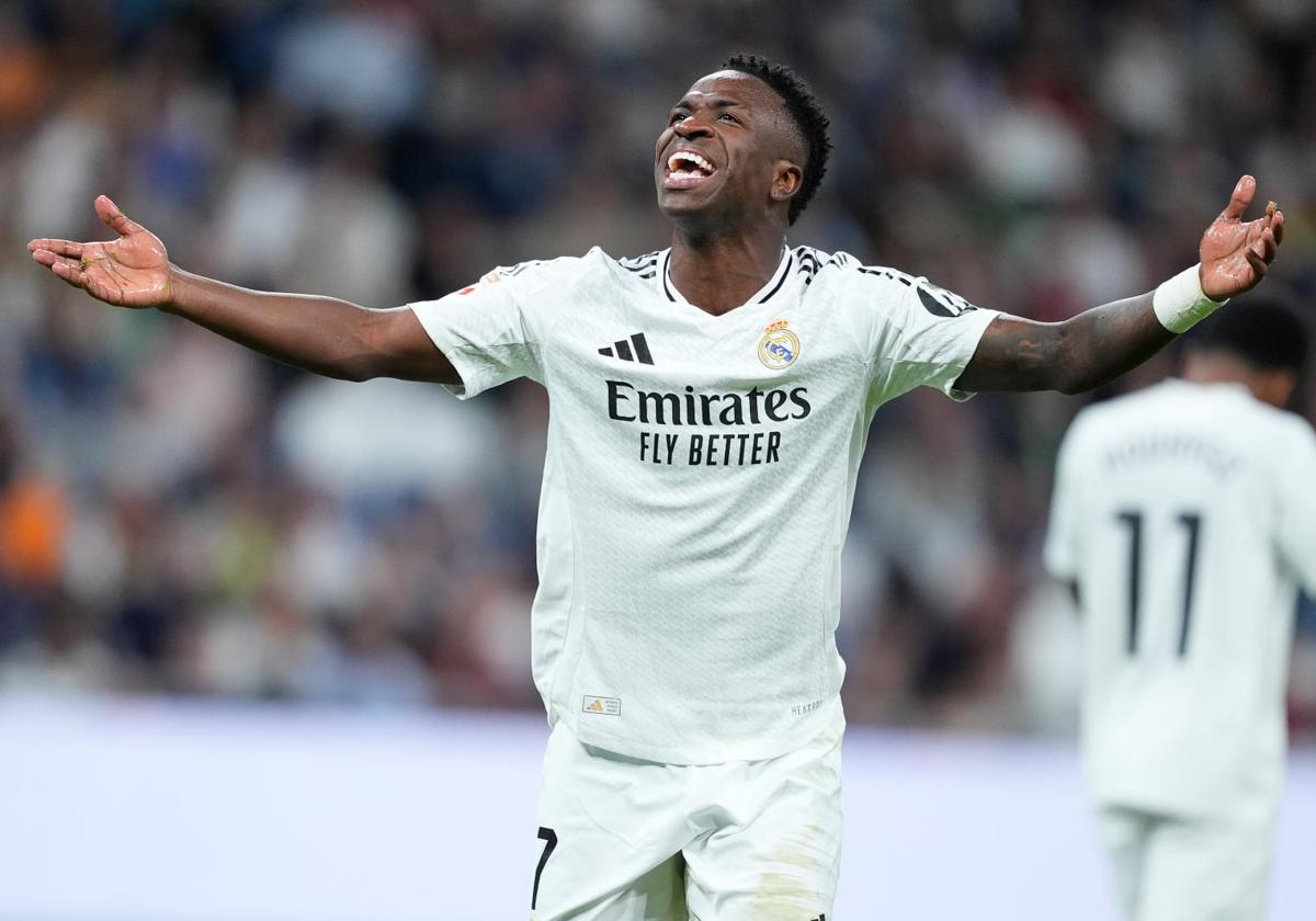 Vinicius hace aspavientos durante el partido ante el Alavés