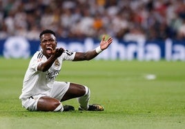 Vinicius reclama una falta en un partido reciente del Real Madrid.