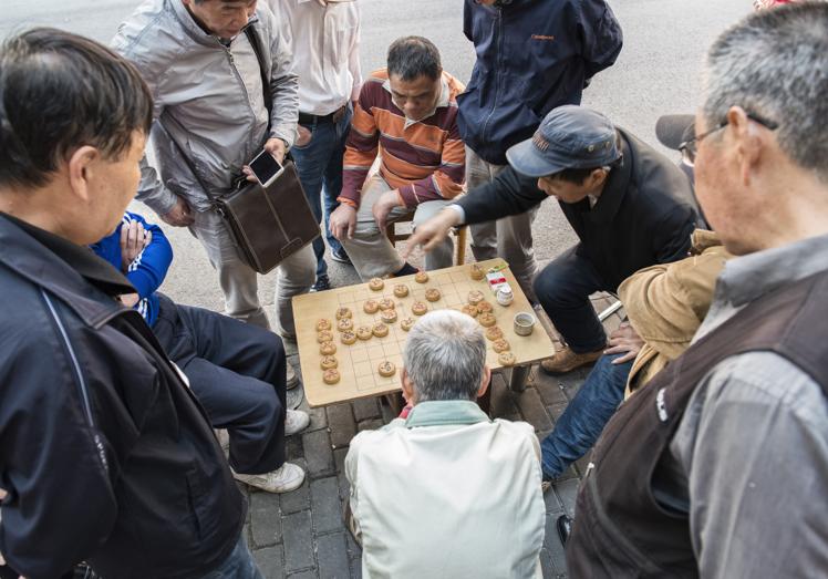 Jubilados chinos montan una timba en Shanghái.