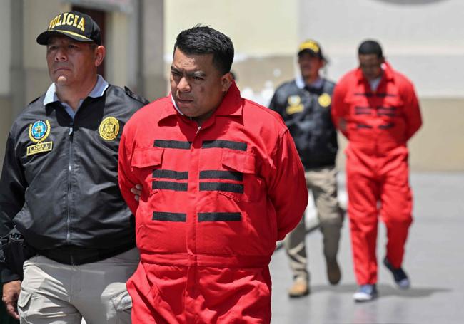 La Policía de Perú, donde también se ha implantado el Tren de Aragua, traslada a algunos de los líderes de la banda.