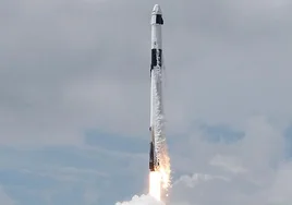 Un Falcon 9, con la cápsula Dragon en su parte superior, despegó ayer camino a la ISS.