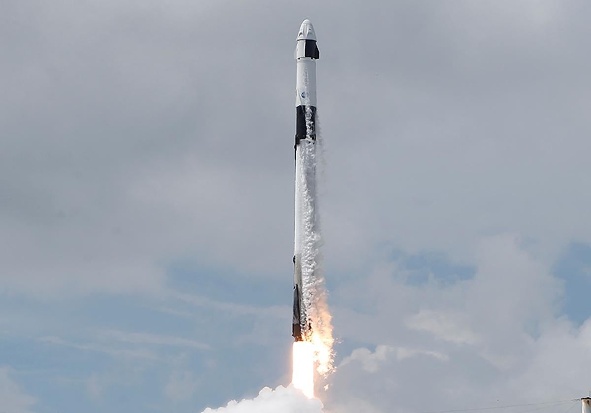 Un Falcon 9, con la cápsula Dragon en su parte superior, despegó ayer camino a la ISS.