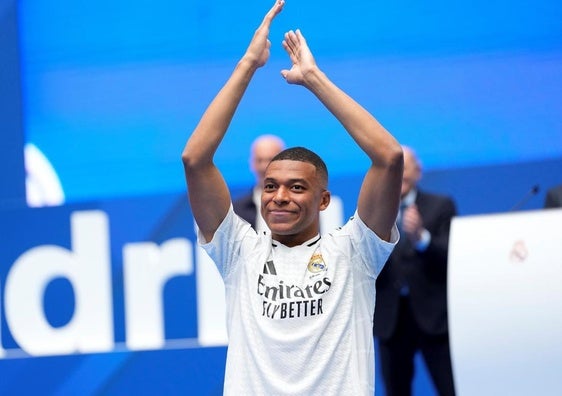 Kylian Mbappé, presentado con el Real Madrid en el Santiago Bernabéu