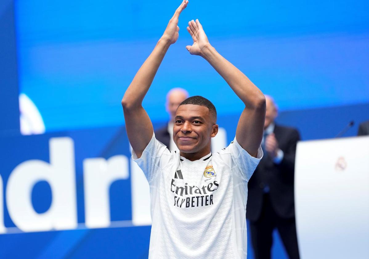 Kylian Mbappé, presentado con el Real Madrid en el Santiago Bernabéu