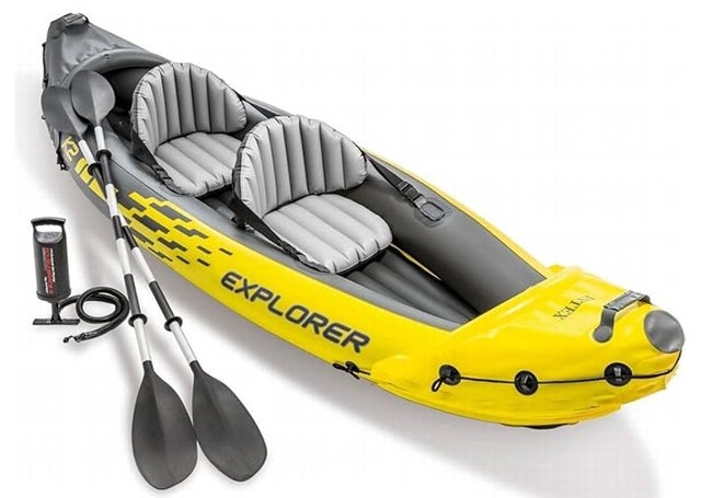 Kayak hinchable de color amarillo con bomba y remos incluidos.