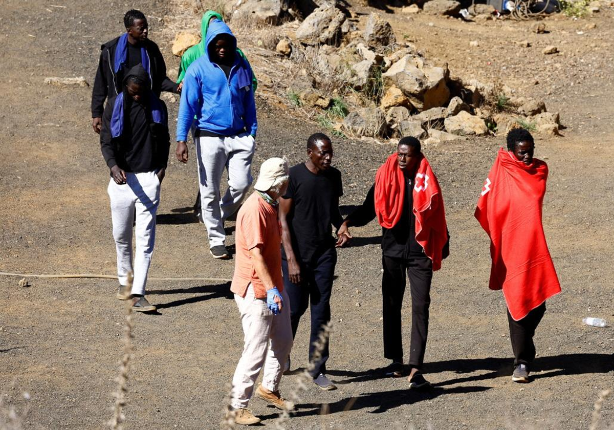 Un grupo de migrantes, atendidos por la Cruz Roja, en la isla de El Hierro