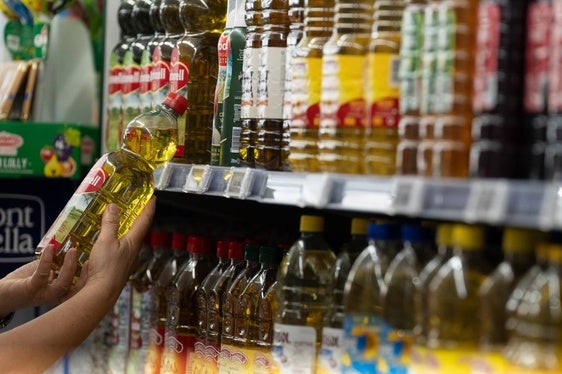 Botellas de aceite en un supermercado.